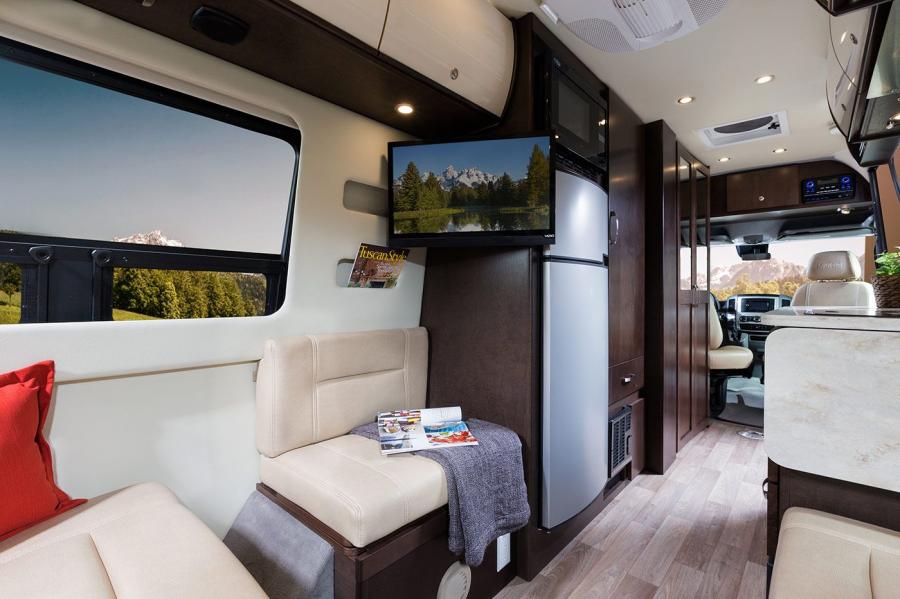 Интерьер Leisure Travel Vans Free Spirit (Br.906) 2015 года  (фото 5 из 6)